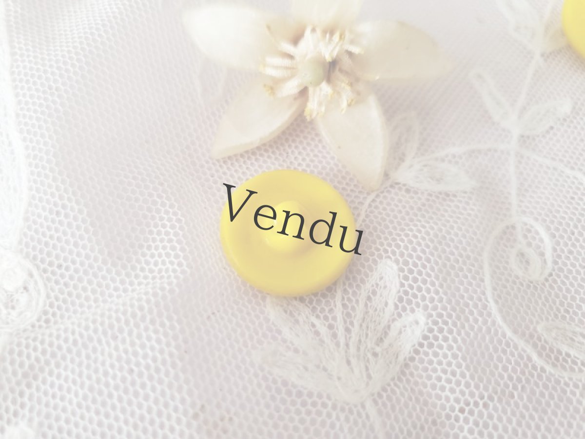 画像3: フランスヴィンテージ　お花型抜きガラスボタン カナリア色 18mm (3)