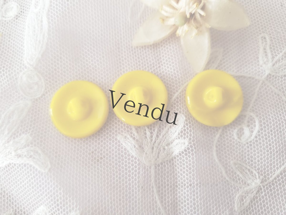 画像5: フランスヴィンテージ　お花型抜きガラスボタン カナリア色 18mm (5)