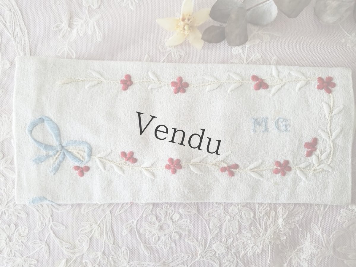 画像3: フランスヴィンテージ　MGイニシャル入り リボンと小花の刺繍 カトラリーケース (3)