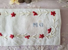 画像8: フランスヴィンテージ　MGイニシャル入り リボンと小花の刺繍 カトラリーケース (8)