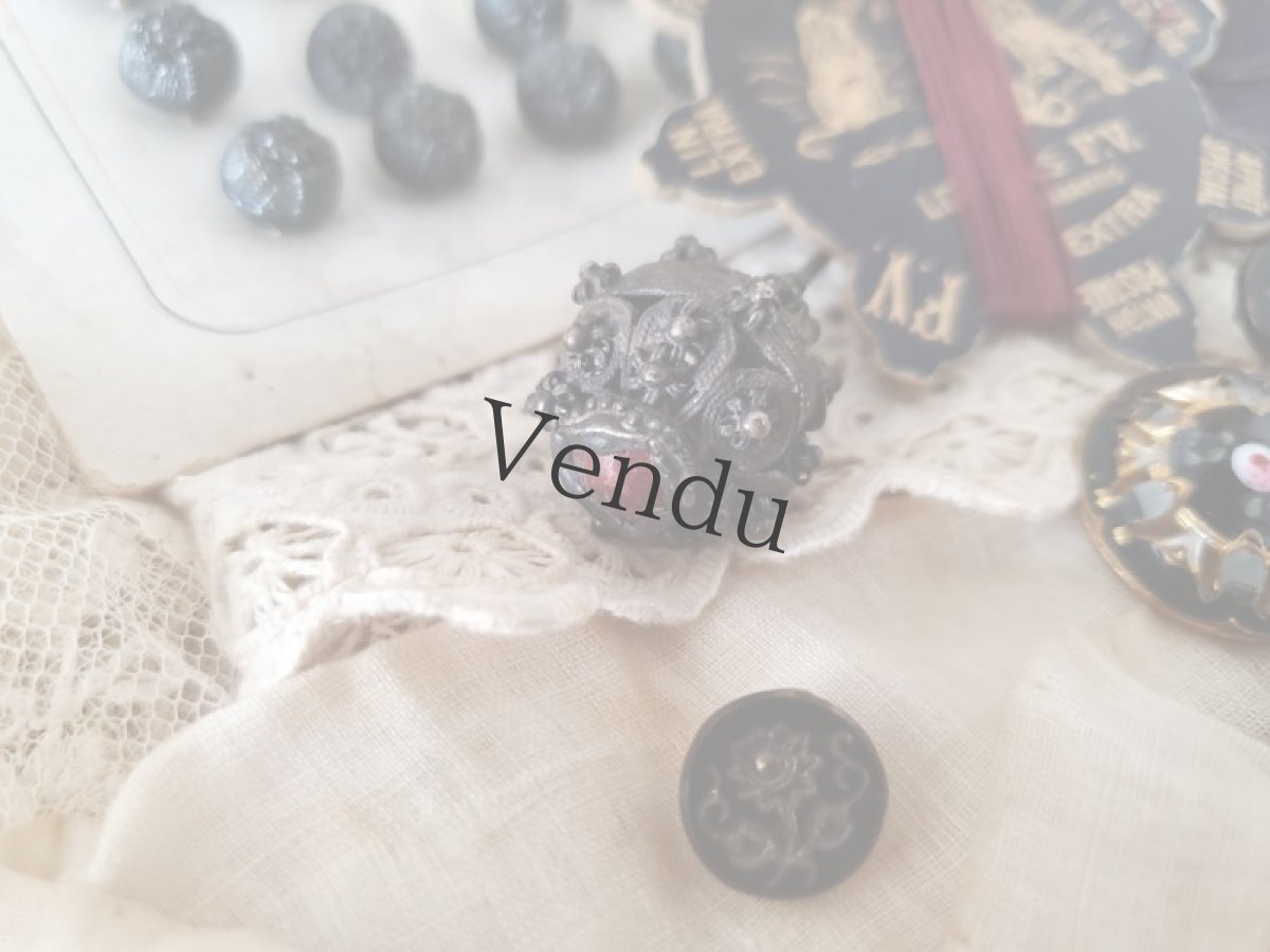 画像6: フランス 1900年前後 赤いガラスがはめ込まれたメタル装飾ハットピン 19.8cm (6)