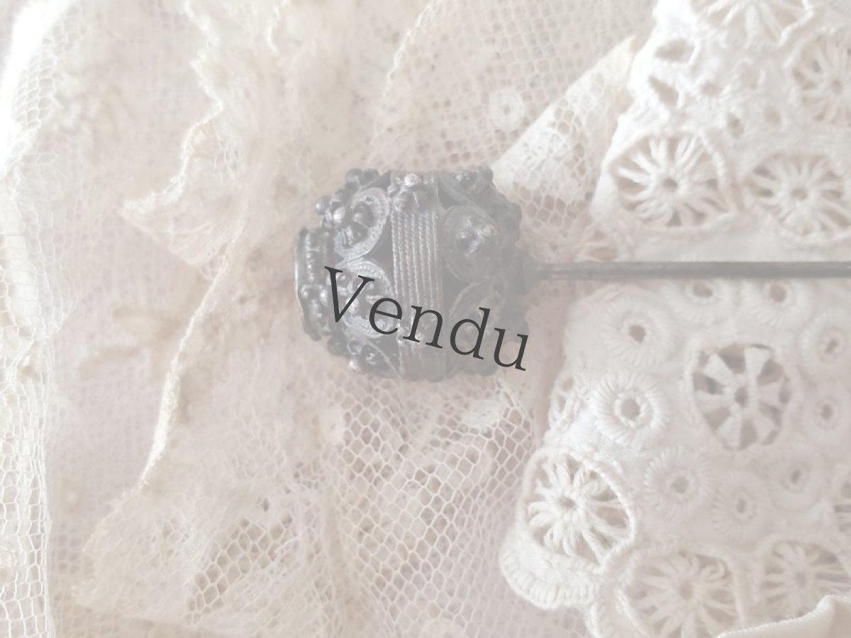 画像3: フランス 1900年前後 赤いガラスがはめ込まれたメタル装飾ハットピン 19.8cm (3)