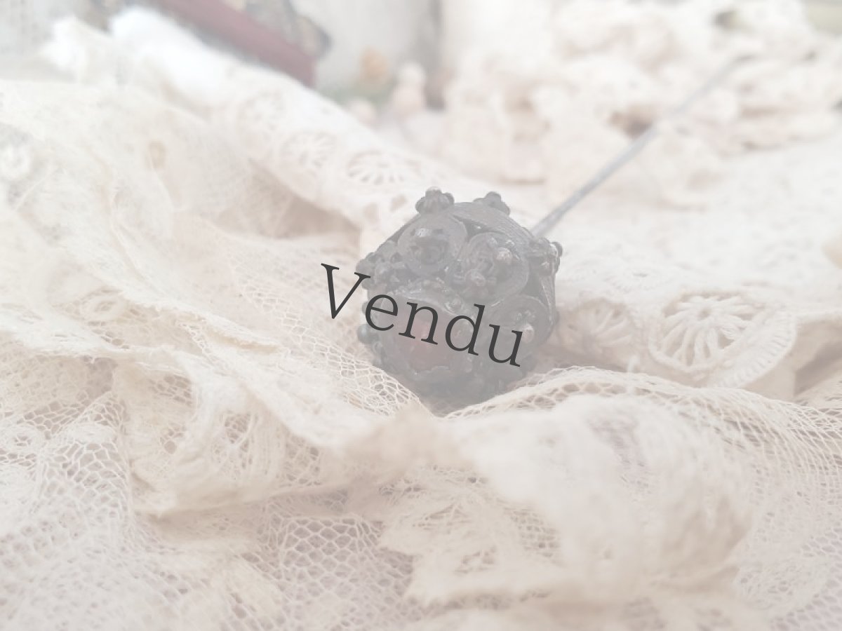 画像2: フランス 1900年前後 赤いガラスがはめ込まれたメタル装飾ハットピン 19.8cm (2)