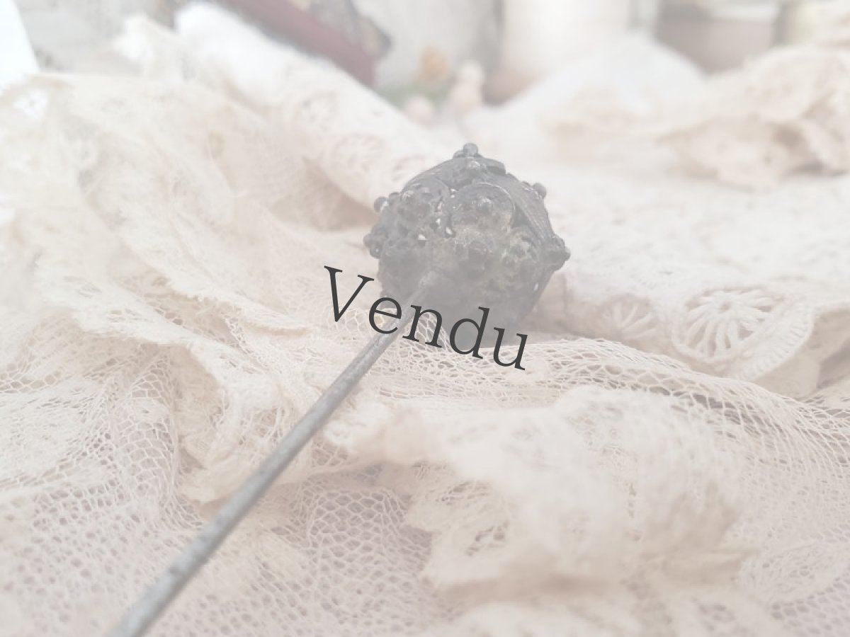 画像4: フランス 1900年前後 赤いガラスがはめ込まれたメタル装飾ハットピン 19.8cm (4)