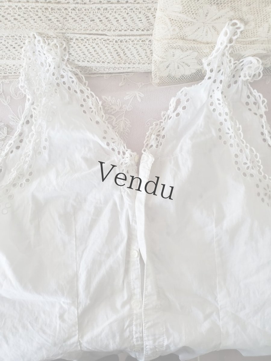 画像9: フランス蚤の市　カットワーク刺繍レースと端切れ、貝ボタンのセット (9)