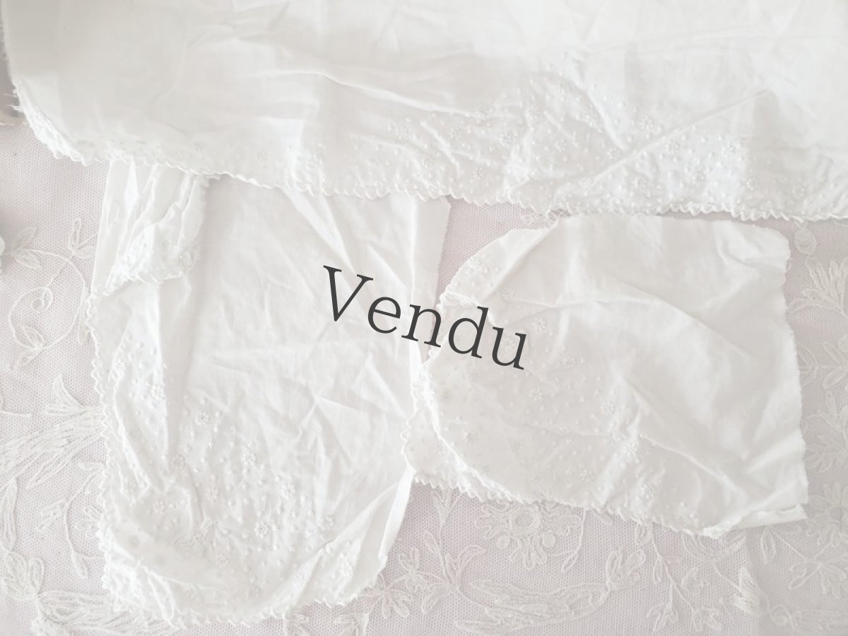 画像2: フランスアンティーク　粒々ドットと小花、アルファべ刺繍　端切れ３枚 (2)