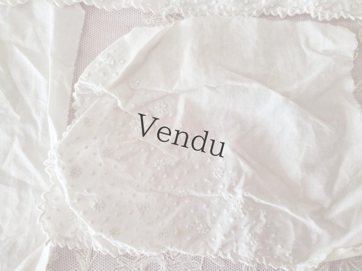 画像4: フランスアンティーク　粒々ドットと小花、アルファべ刺繍　端切れ３枚 (4)