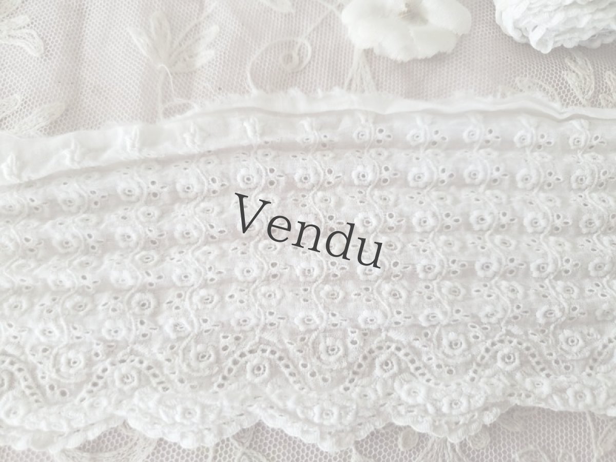 画像2: フランスアンティーク　小花の白刺繍　スカラップレース213cm (2)
