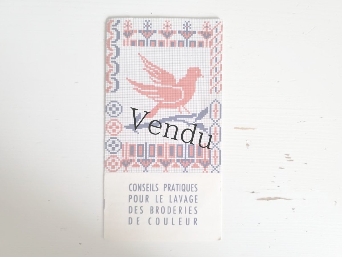 画像1: フランスアンティーク　カルティエ＝ブレッソン アルファべ刺繍 ミニパンフ (1)
