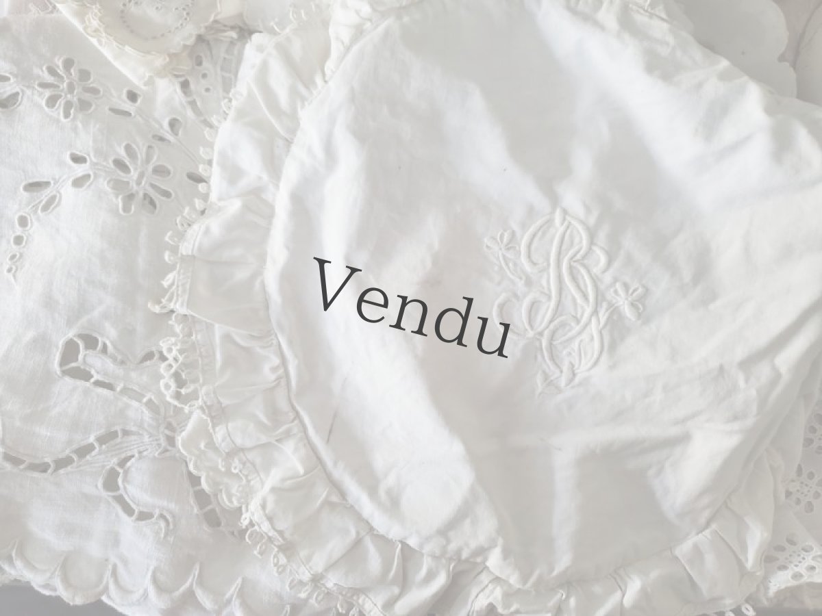 画像10: フランスアンティーク　モノグラム刺繍入り パーツ端切れ (10)