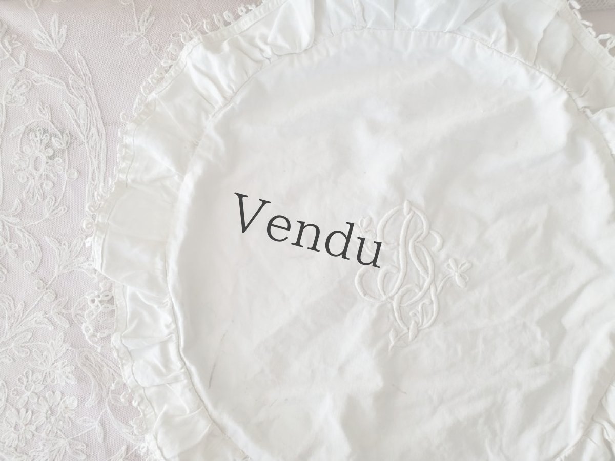 画像2: フランスアンティーク　モノグラム刺繍入り パーツ端切れ (2)