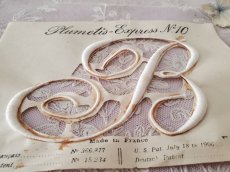 画像2: フランスアンティーク　Plumetis-Express 刺繍イニシャルシート "B" No.10 (2)