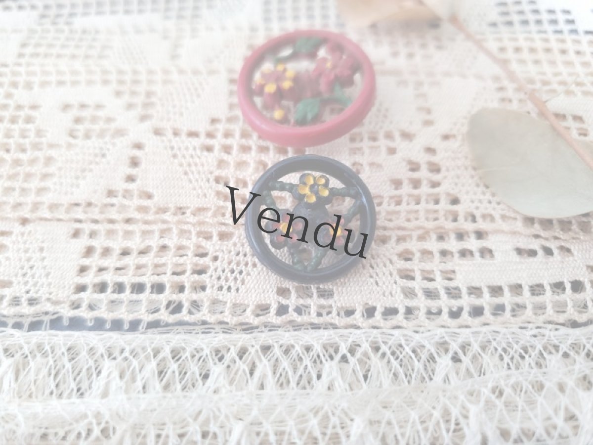 画像3: フランスヴィンテージ　お花型抜きボタン ２こセット 17-21mm (3)