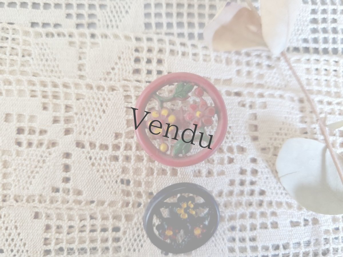 画像2: フランスヴィンテージ　お花型抜きボタン ２こセット 17-21mm (2)