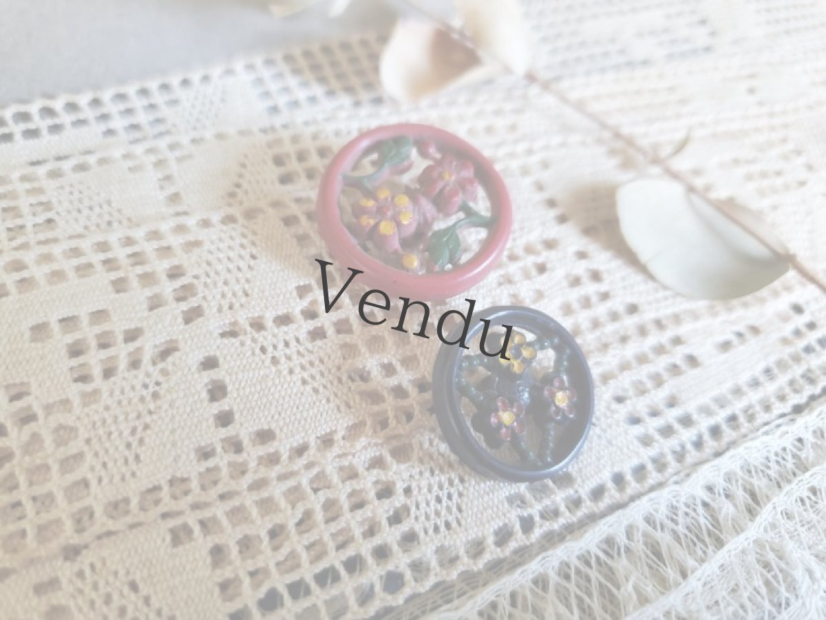 画像4: フランスヴィンテージ　お花型抜きボタン ２こセット 17-21mm (4)