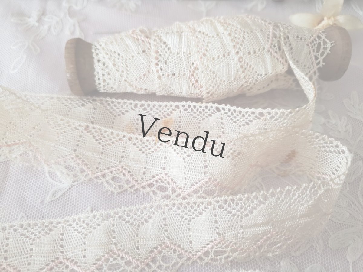 画像4: フランスヴィンテージ　エクリュ×ピンク スカラップレース293cm 木製糸巻き付き (4)