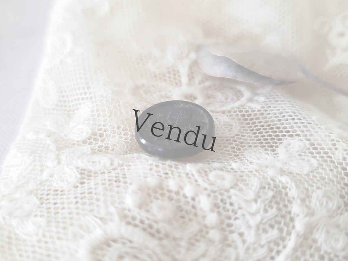 画像2: フランス 19世紀末 フレンチジェットボタン 葉 13mm (2)