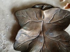 画像2: フランスアンティーク　葡萄の葉 真鍮トレイ／灰皿 (2)