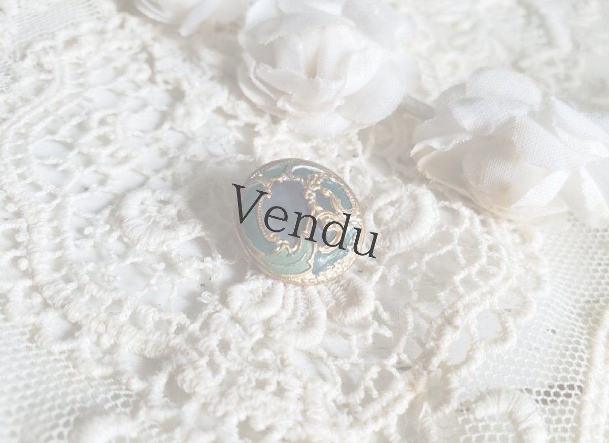 画像2: フランス 19世紀末 ペイントと貝によるロカイユ装飾ボタン 14mm (2)