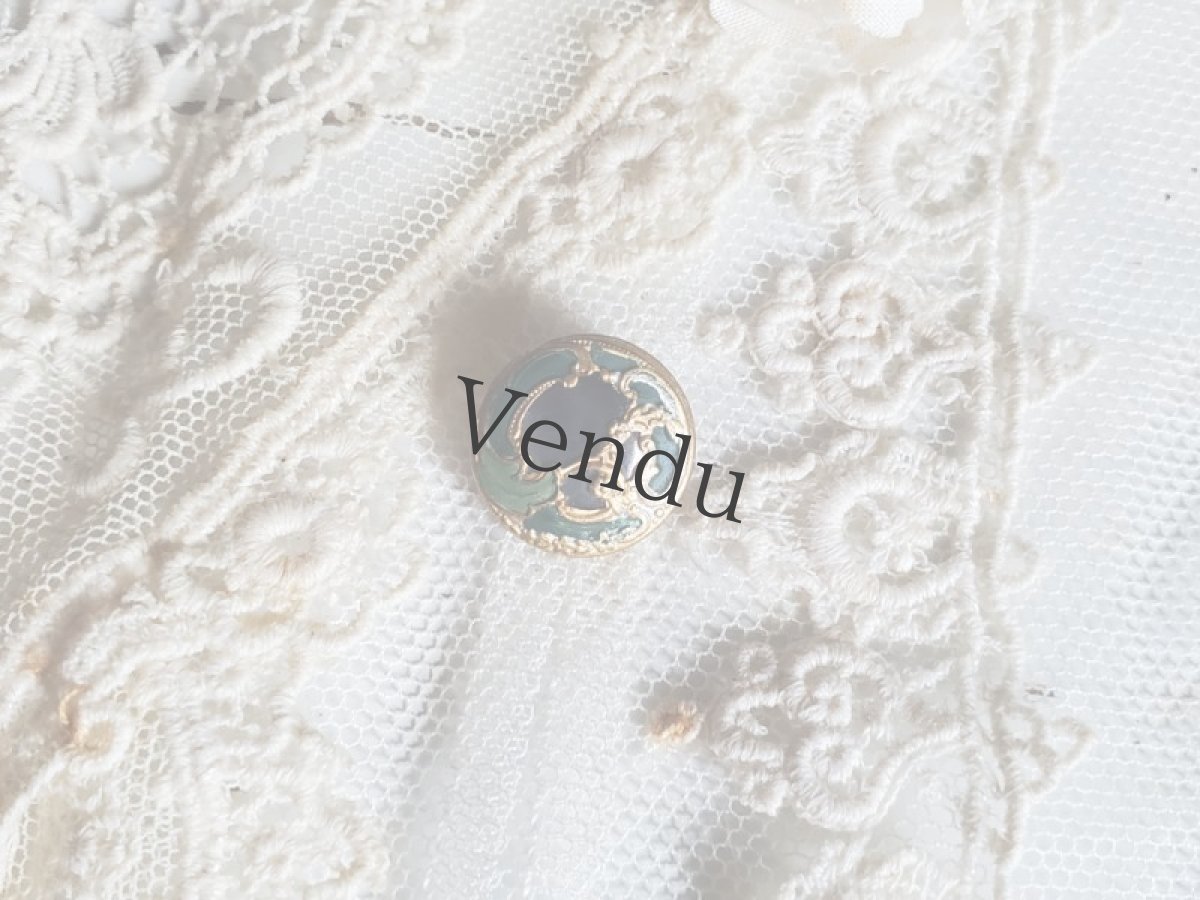 画像3: フランス 19世紀末 ペイントと貝によるロカイユ装飾ボタン 14mm (3)