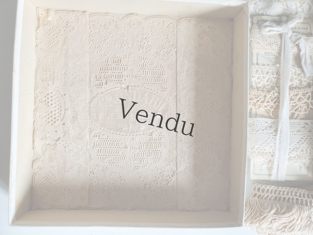 画像9: フランスアンティーク　箱入りレースセット 13種類＋貝ボタンシート＋ホーリーカードつき (9)