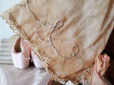 画像9: フランスアンティーク　刺繍とリボンの小さなボネ  ピンク (9)