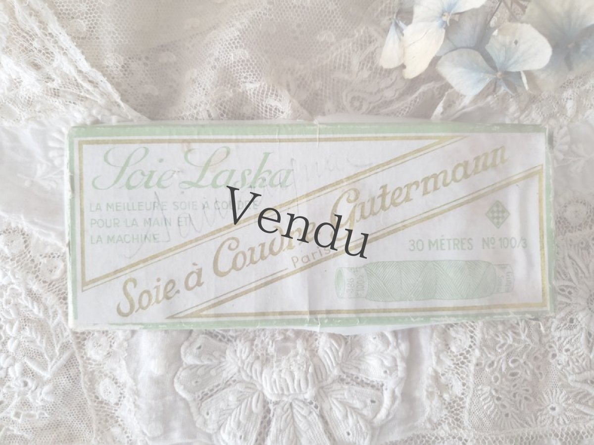 画像6: フランス 20世紀初頭 シルクの筒状糸巻き 箱セット 水色 SOIE à Coudre Gutermann  (6)