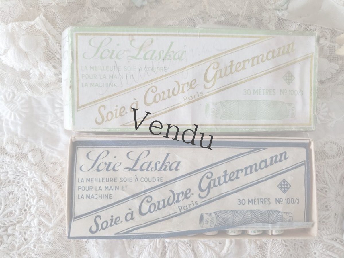 画像5: フランス 20世紀初頭 シルクの筒状糸巻き 箱セット 水色 SOIE à Coudre Gutermann  (5)