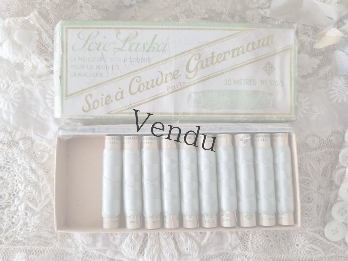 画像2: フランス 20世紀初頭 シルクの筒状糸巻き 箱セット 水色 SOIE à Coudre Gutermann  (2)