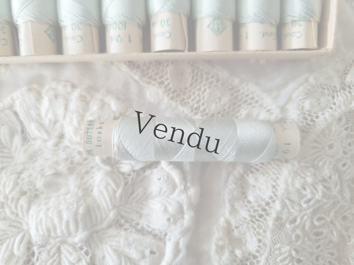 画像4: フランス 20世紀初頭 シルクの筒状糸巻き 箱セット 水色 SOIE à Coudre Gutermann  (4)