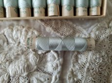 画像4: フランス 20世紀初頭 シルクの筒状糸巻き 箱セット 水色 SOIE à Coudre Gutermann  (4)
