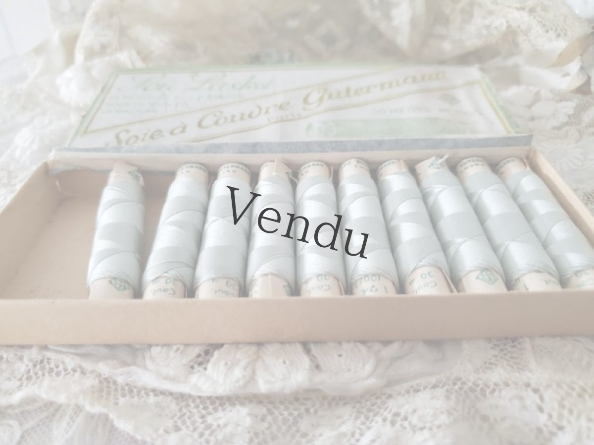 画像3: フランス 20世紀初頭 シルクの筒状糸巻き 箱セット 水色 SOIE à Coudre Gutermann  (3)