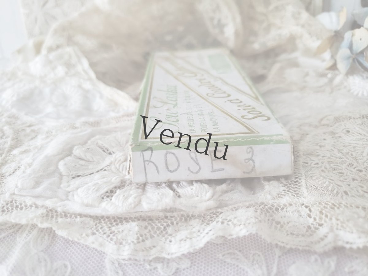 画像8: フランス 20世紀初頭 シルクの筒状糸巻き 箱セット 水色 SOIE à Coudre Gutermann  (8)