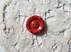 画像1: フランスヴィンテージ  赤いお花の木製ボタン 22mm (1)