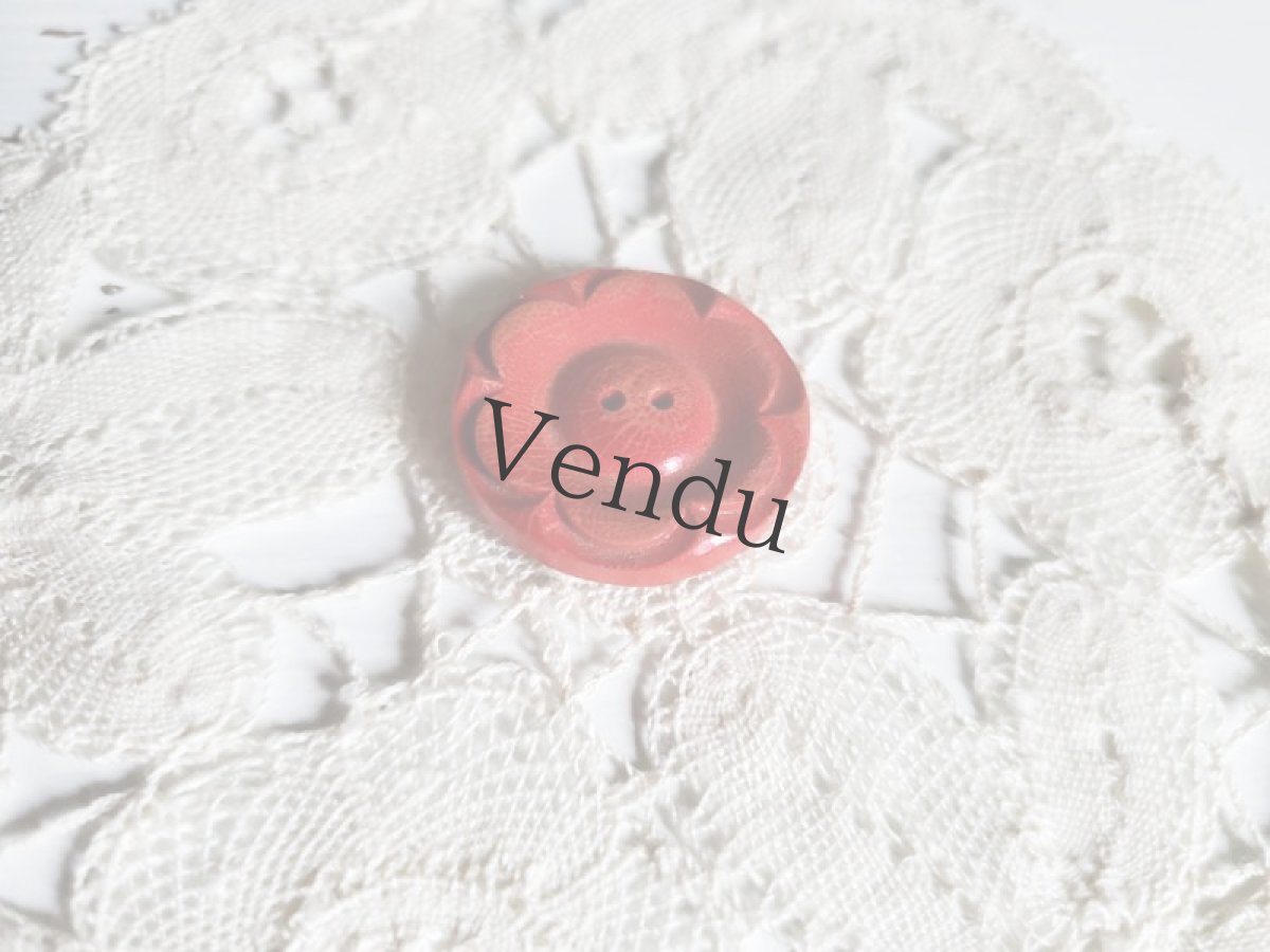 画像2: フランスヴィンテージ  赤いお花の木製ボタン 22mm (2)