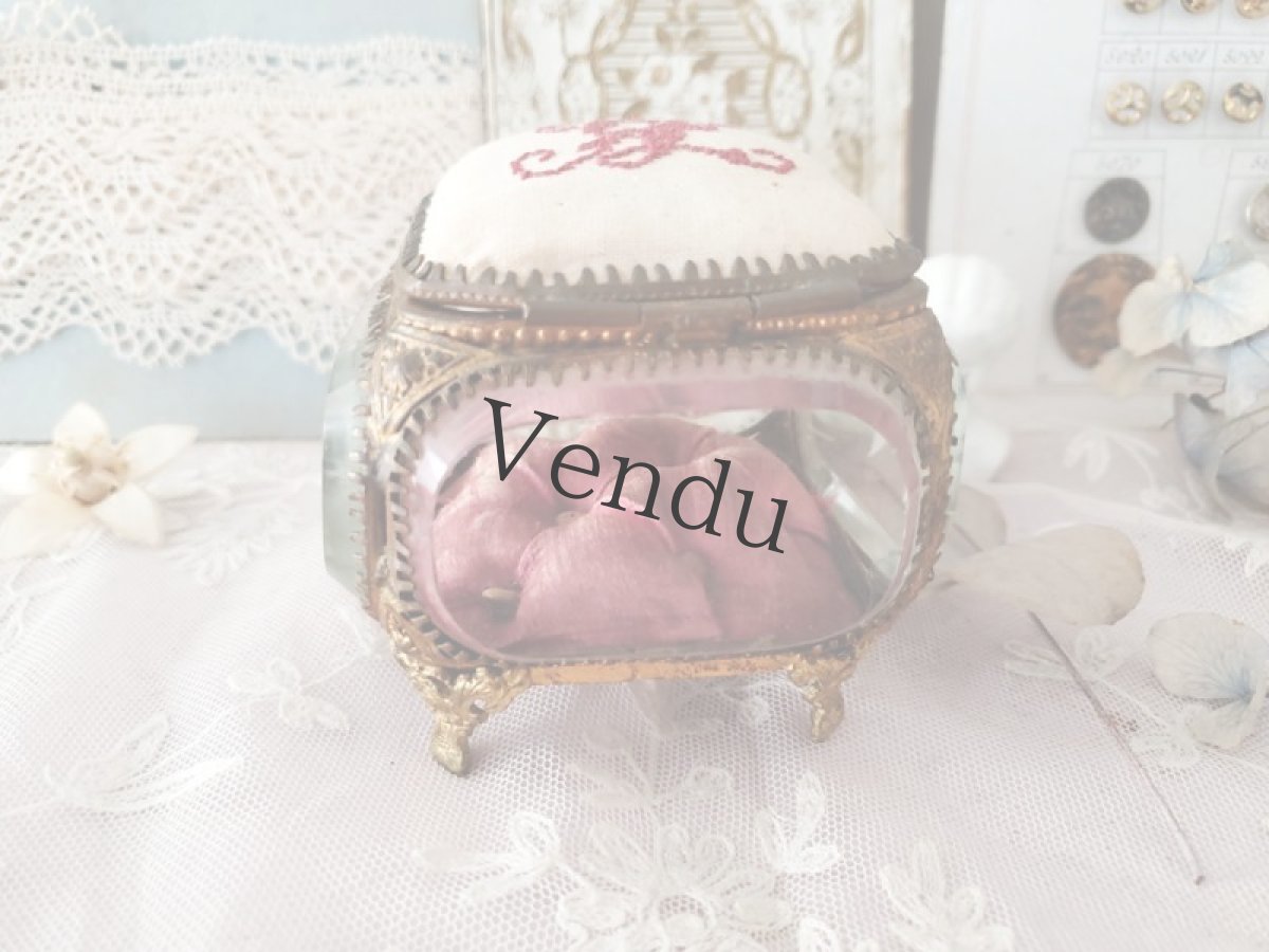 画像7: フランス 1900年前後　イニシャル刺繍入りガラスのジュエリーボックス　 (7)