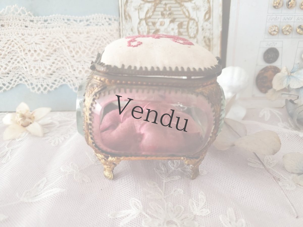 画像8: フランス 1900年前後　イニシャル刺繍入りガラスのジュエリーボックス　 (8)