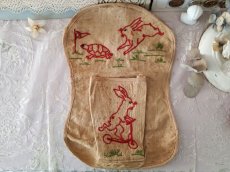 画像1: フランスアンティーク　うさぎと亀の赤糸刺繍　壁掛け (1)