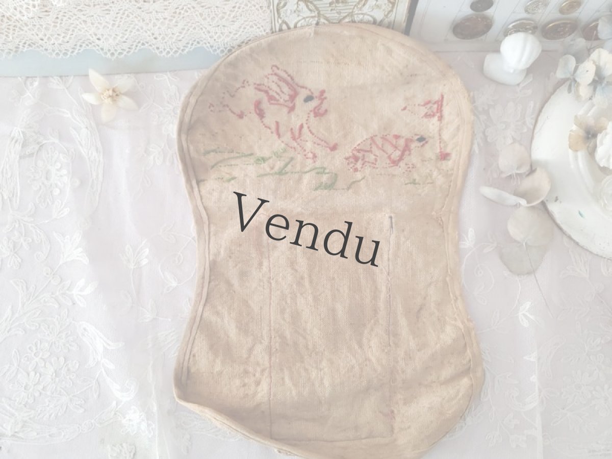 画像4: フランスアンティーク　うさぎと亀の赤糸刺繍　壁掛け (4)