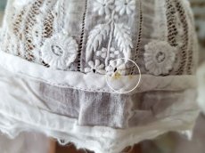 画像10: フランスアンティーク　白糸刺繍のとてもちいさなボネ (10)