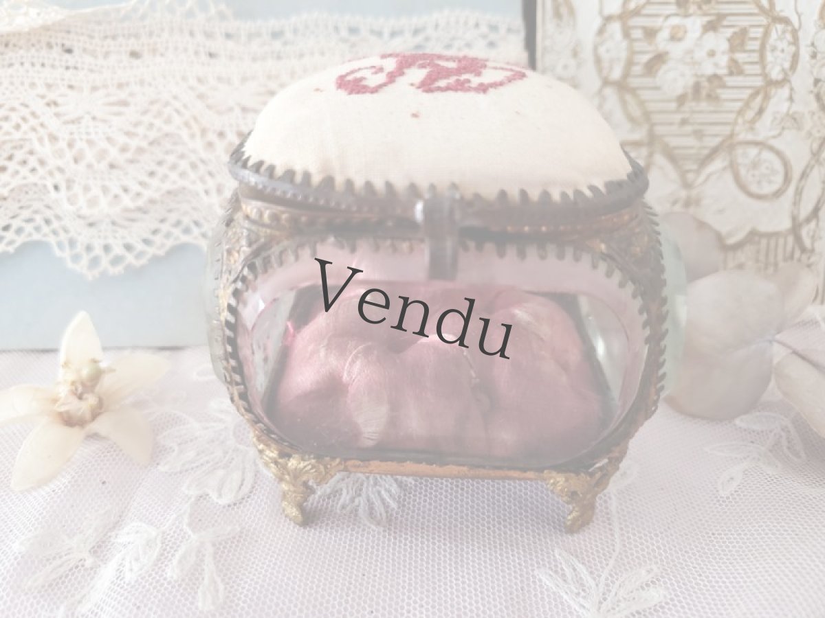 画像4: フランス 1900年前後　イニシャル刺繍入りガラスのジュエリーボックス　 (4)