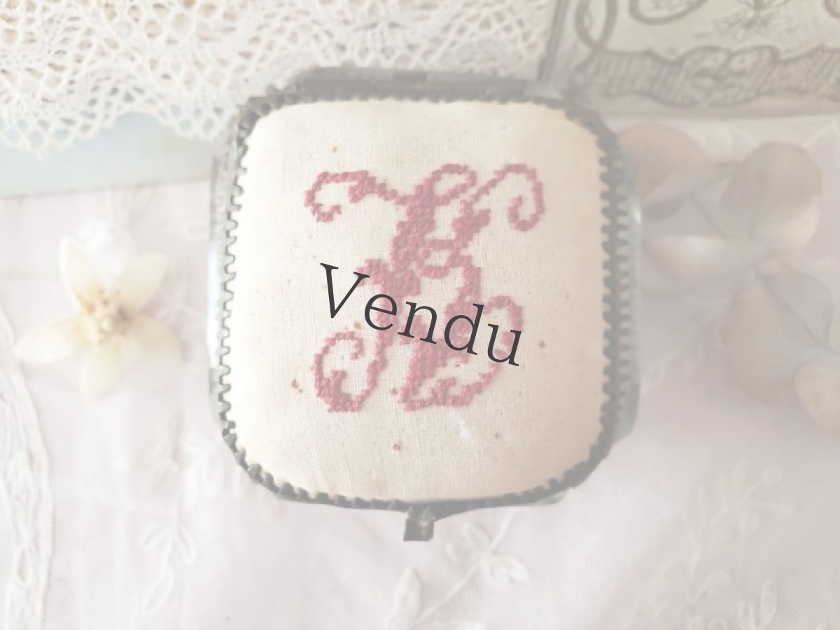 画像3: フランス 1900年前後　イニシャル刺繍入りガラスのジュエリーボックス　 (3)