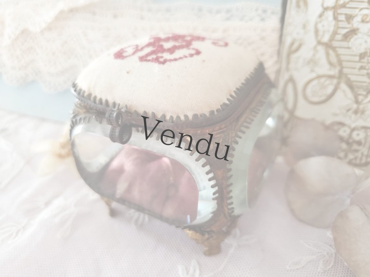 画像2: フランス 1900年前後　イニシャル刺繍入りガラスのジュエリーボックス　 (2)