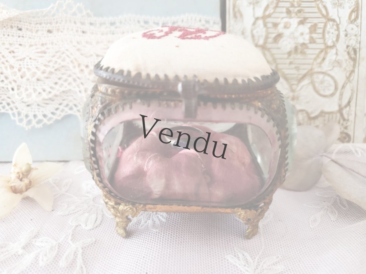 画像5: フランス 1900年前後　イニシャル刺繍入りガラスのジュエリーボックス　 (5)