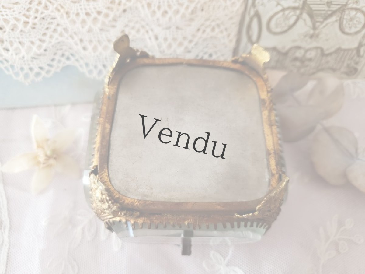 画像15: フランス 1900年前後　イニシャル刺繍入りガラスのジュエリーボックス　 (15)