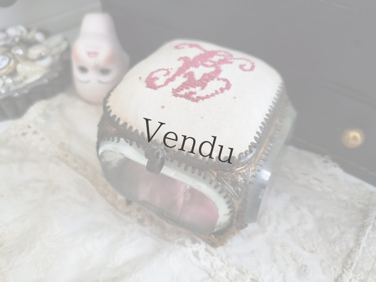 画像16: フランス 1900年前後　イニシャル刺繍入りガラスのジュエリーボックス　 (16)