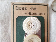 画像2: フランスアンティーク　貝ボタンシート 飾り四つ穴 MODE Parisienne 26mm (2)