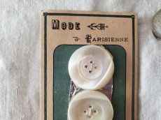 画像2: フランスアンティーク　貝ボタンシート 四つ穴 MODE Parisienne 26mm (2)