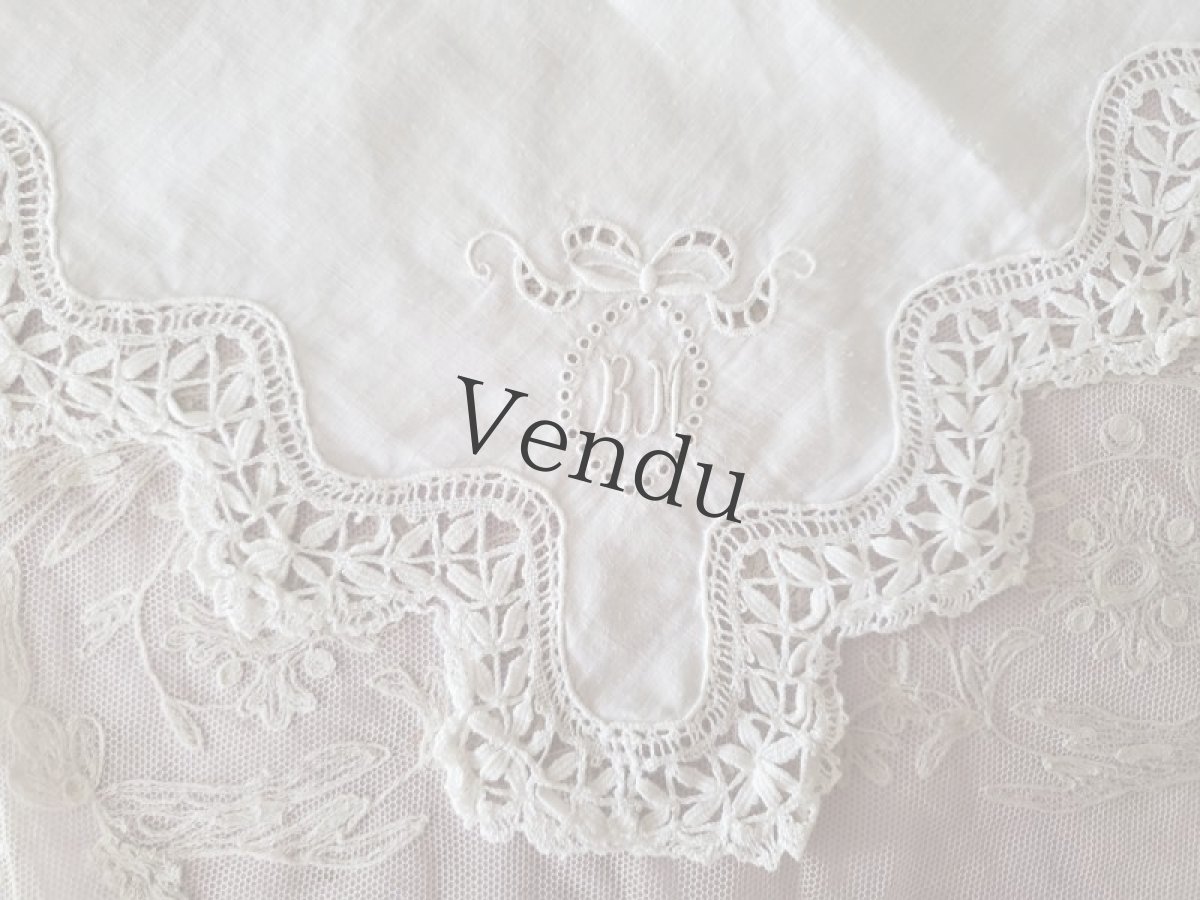 画像2: フランスヴィンテージ　ボビンレースハンカチ　イニシャル手刺繍入り (2)