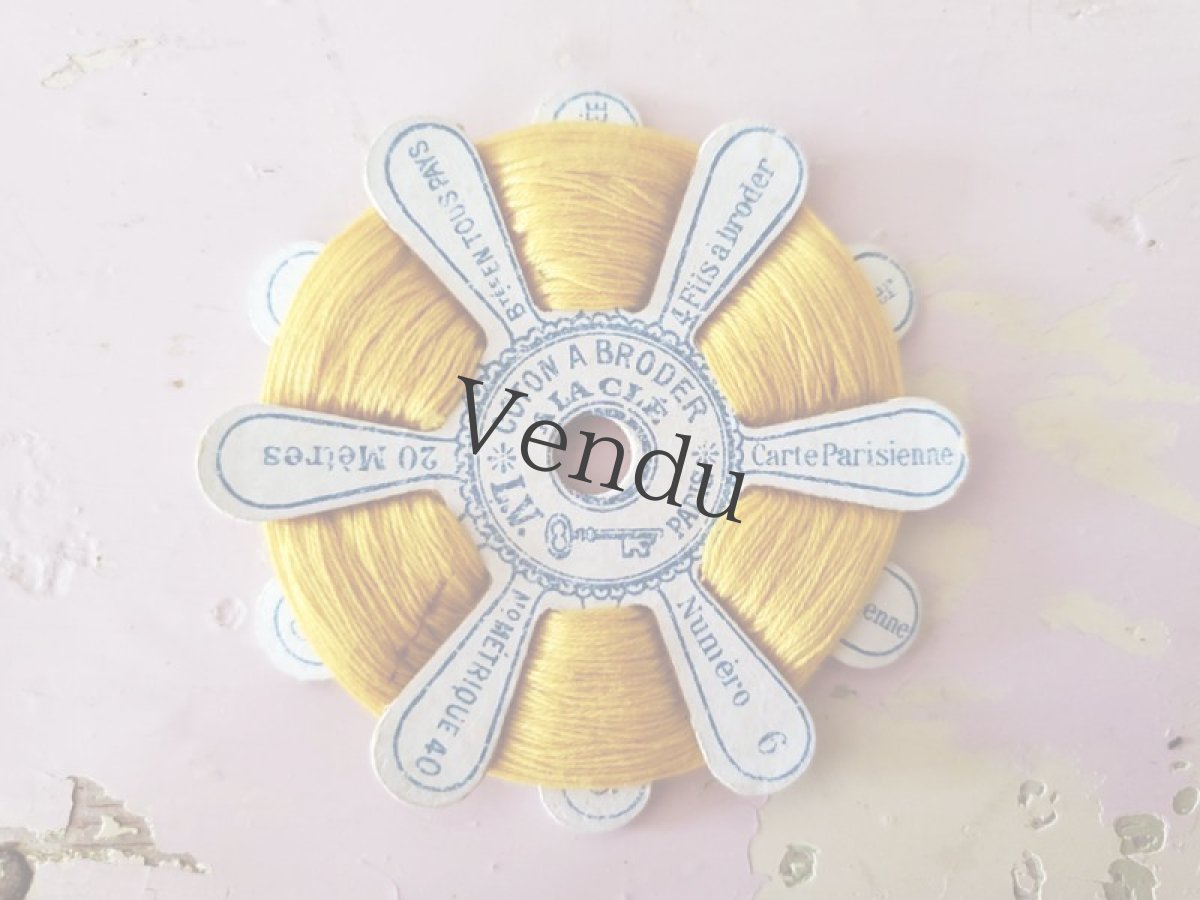 画像1: フランスアンティーク 刺繍糸巻き L.V. A LA CLÉ サフラン (1)